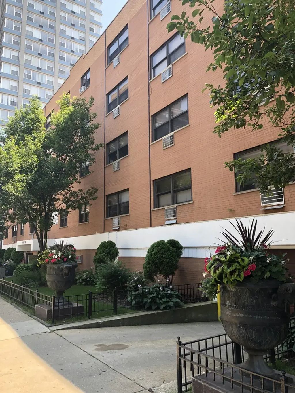 1025 W Hollywood Avenue 406, Chicago