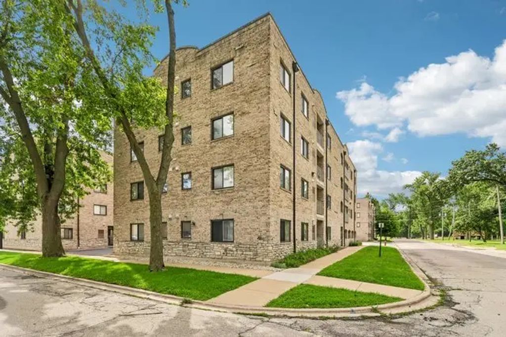 7335 Oakwood Avenue 2f, Lyons