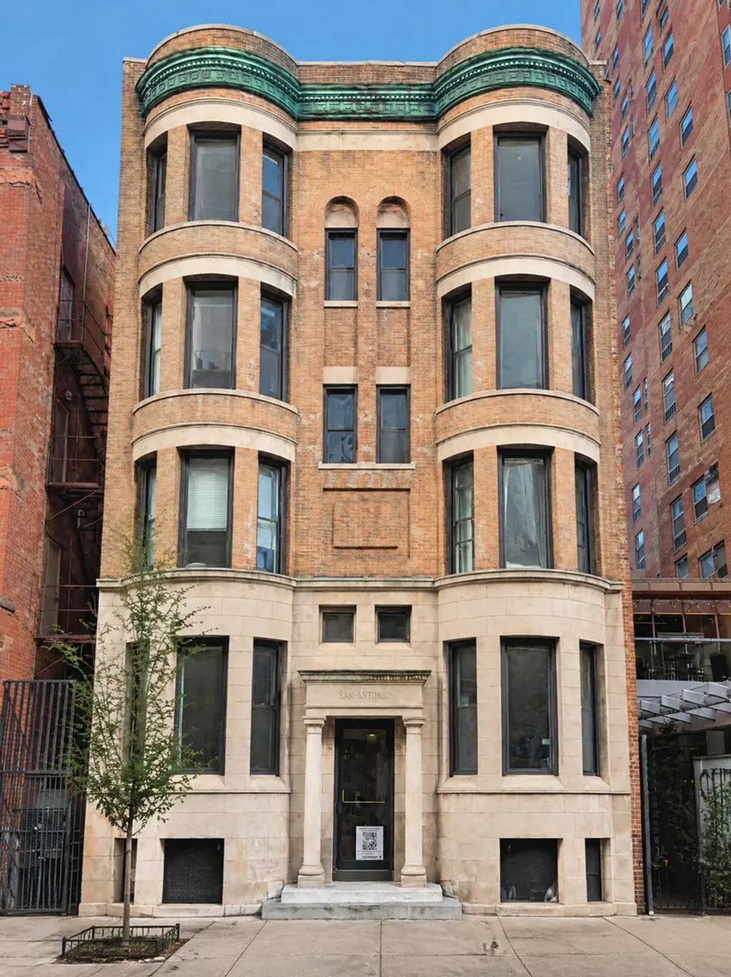 10 W Chestnut Street 4, Chicago