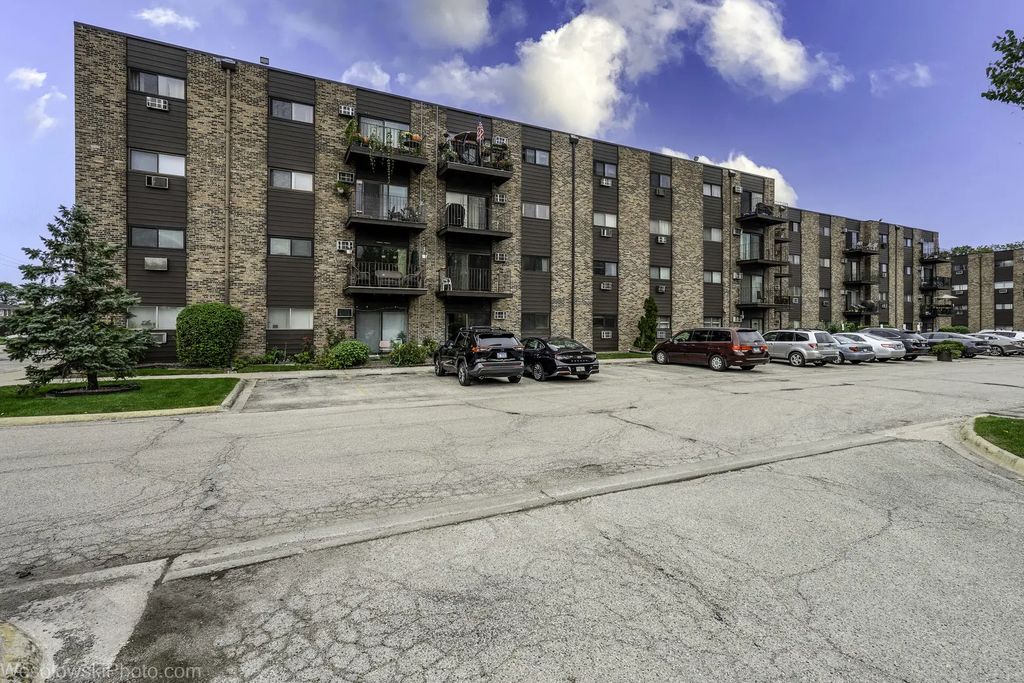 8901 N Western Avenue 202, Des Plaines