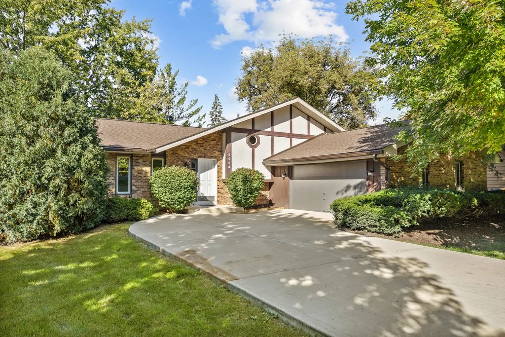 2924 Hickory Court, Woodridge