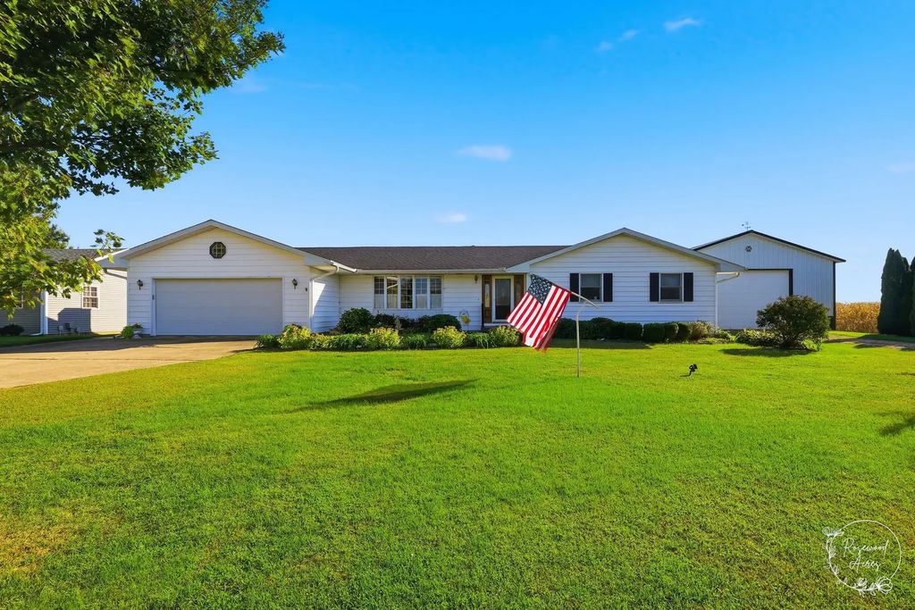 1915 E 1850n Road, Watseka