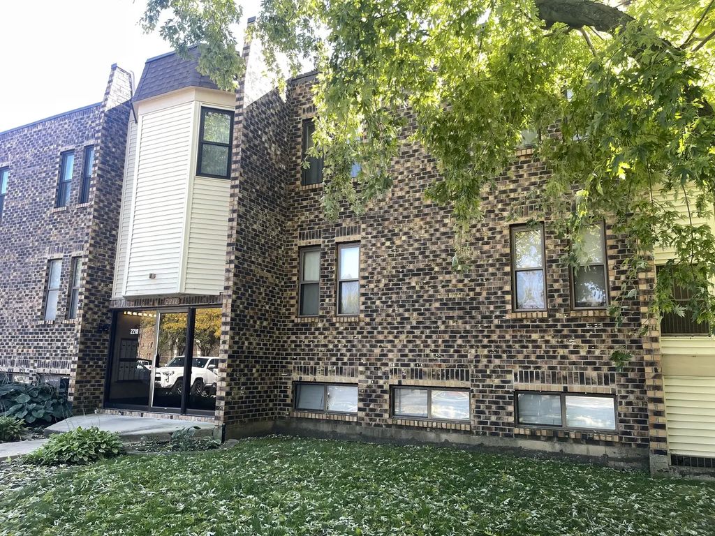 2218 Country Club Drive 22, Woodridge