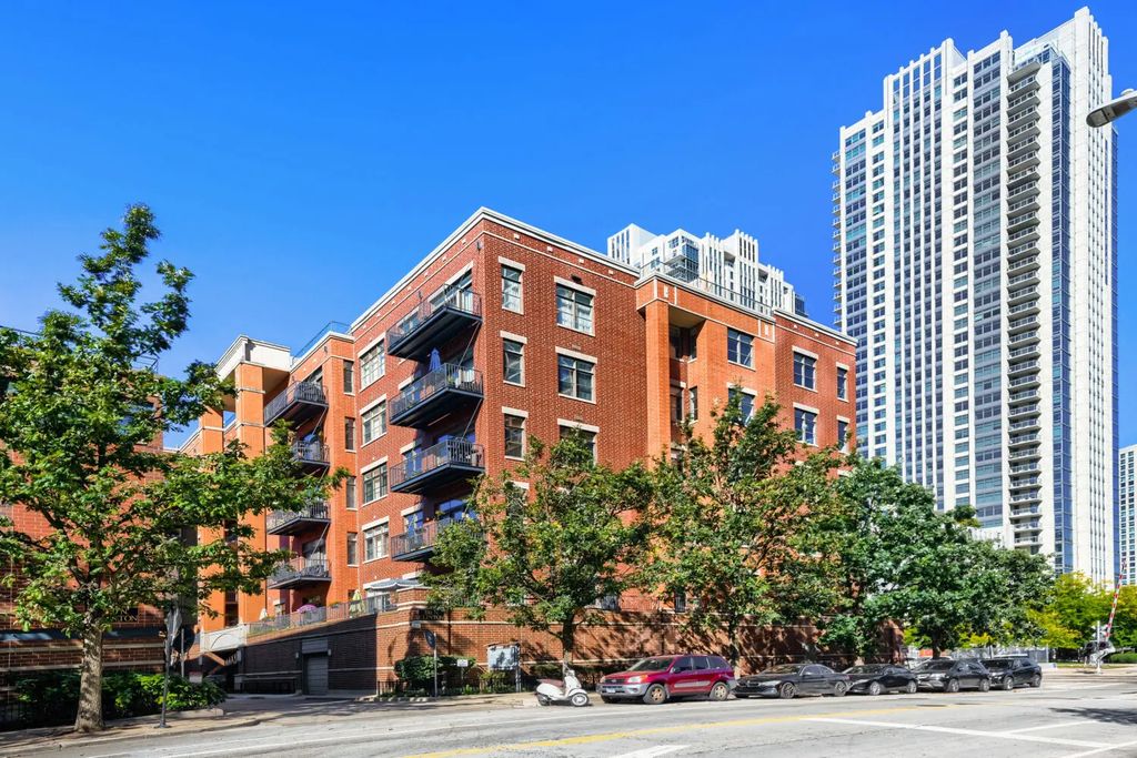 330 N Clinton Street 302, Chicago