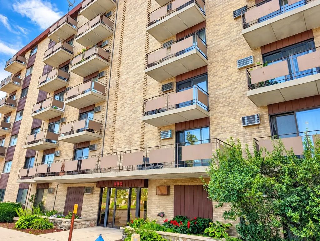 850 Des Plaines Avenue 101, Forest Park