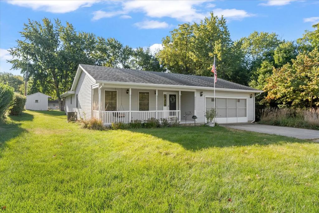 608 N Lake Of The Woods Road, Mahomet