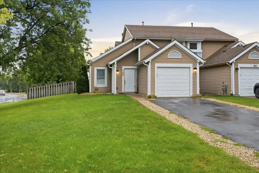 369 Trailside Court, Carol Stream