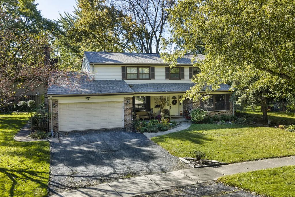 995 Hunter Court, Deerfield
