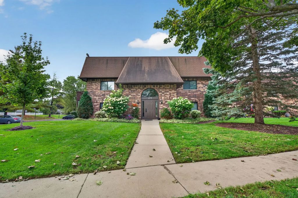 177 Uteg Street 104c, Crystal Lake