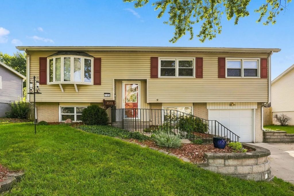3123 Somerset Drive, Bettendorf