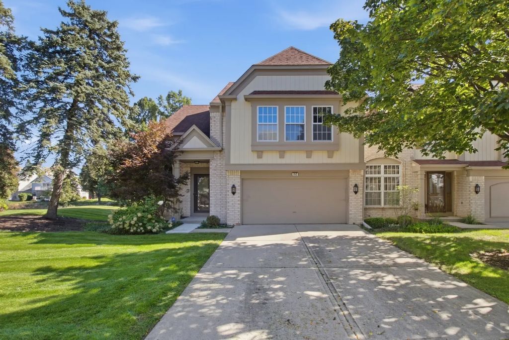192 W Fox Hill Drive, Buffalo Grove