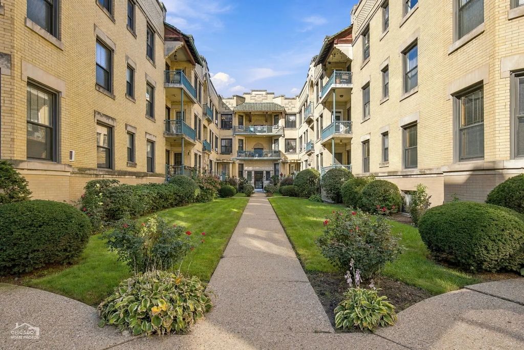 5520 S Cornell Avenue 3s, Chicago