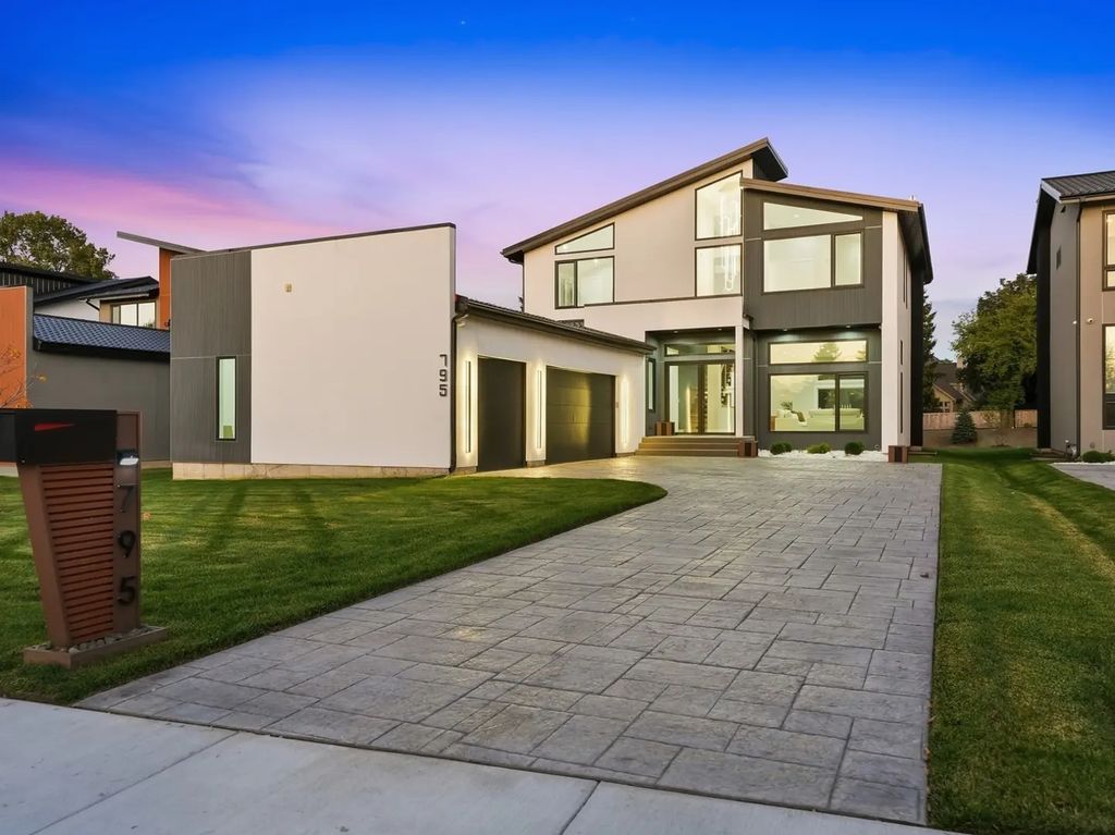 795 Greenwood Road, Northbrook