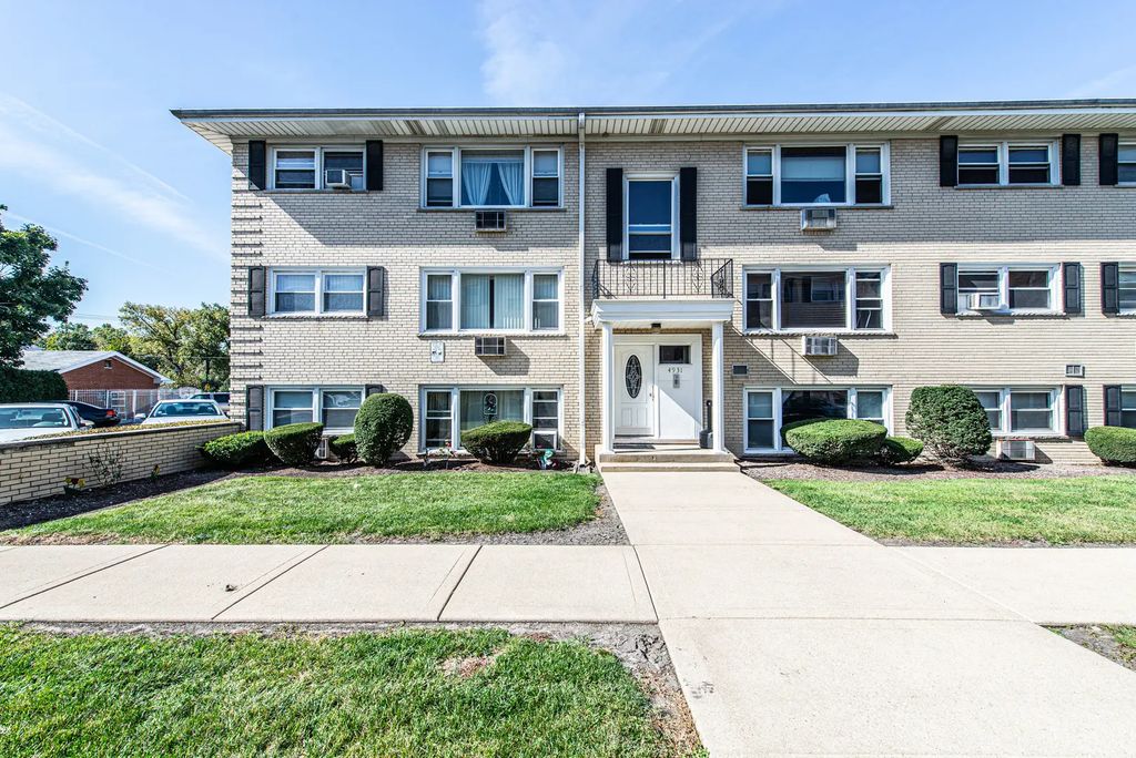 4931 N East River Road 3a, Norridge