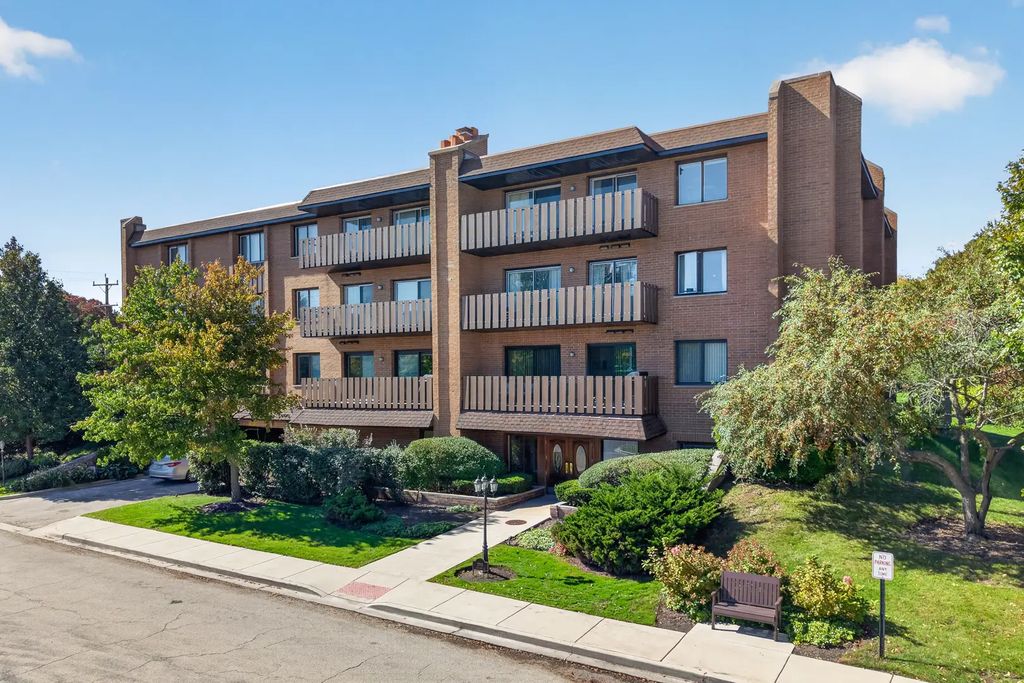 1795 Lake Cook Road 211, Highland Park