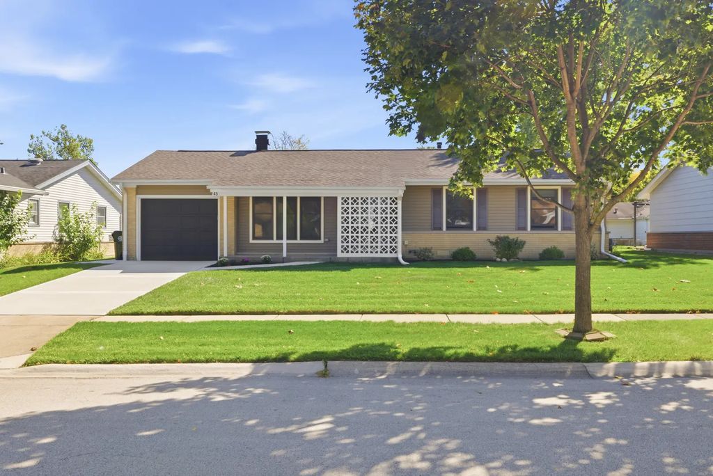 45 Avon Road, Elk Grove Village