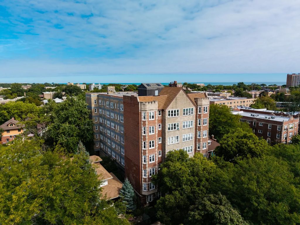 1608 W Sherwin Avenue 101, Chicago