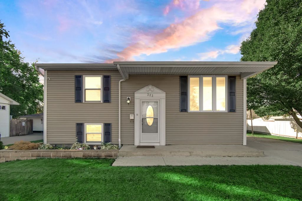 323 Karen Avenue, Romeoville