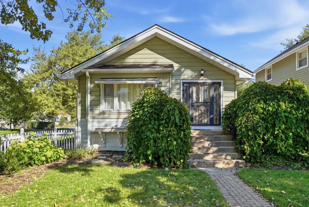 1024 Highland Avenue, Waukegan