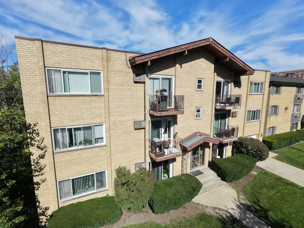 1354 E Washington Street 102, Des Plaines
