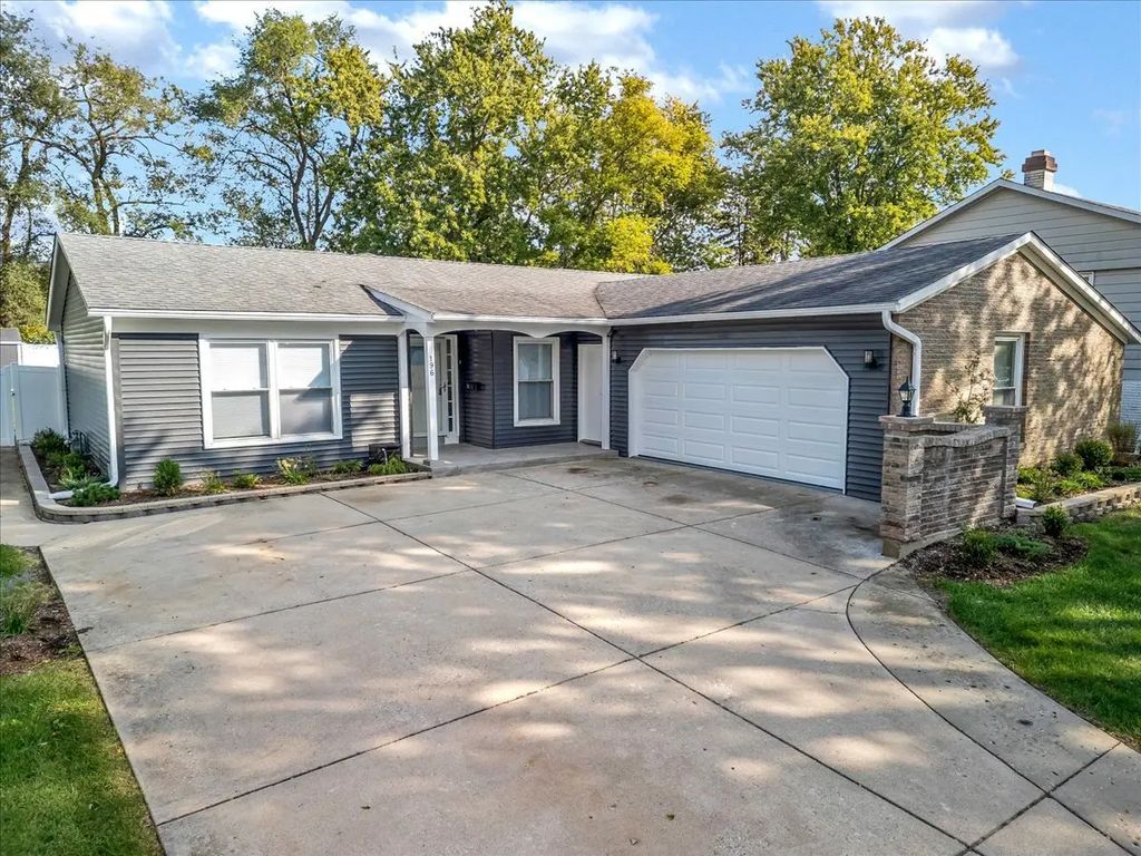 196 Green Court, Streamwood