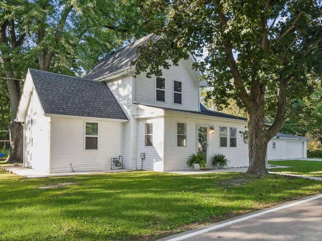 3s530 Finley Road, Sugar Grove