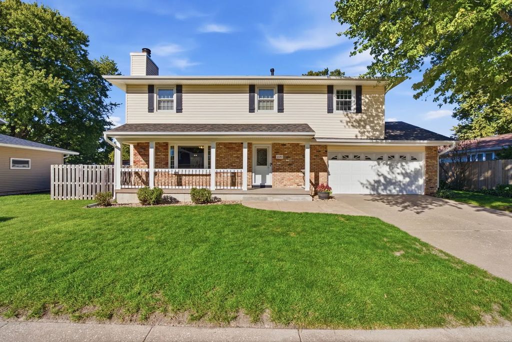 4480 Montclair Court, Bettendorf