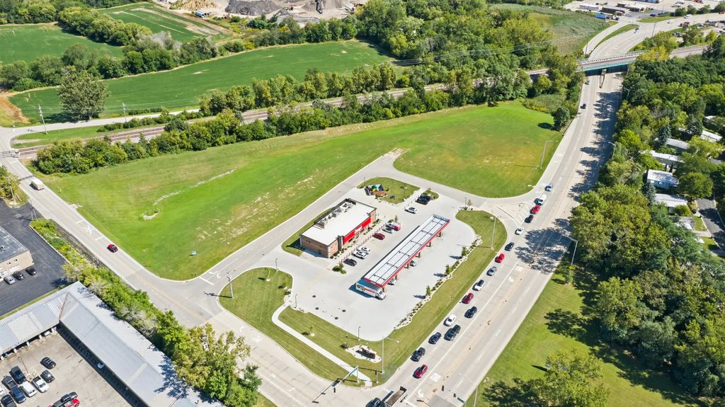 4220 Northwest Highway, Crystal Lake