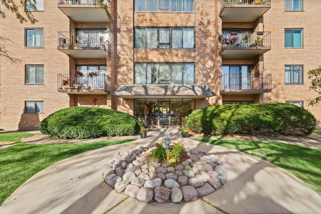 1747 W Crystal Lane 207, Mount Prospect