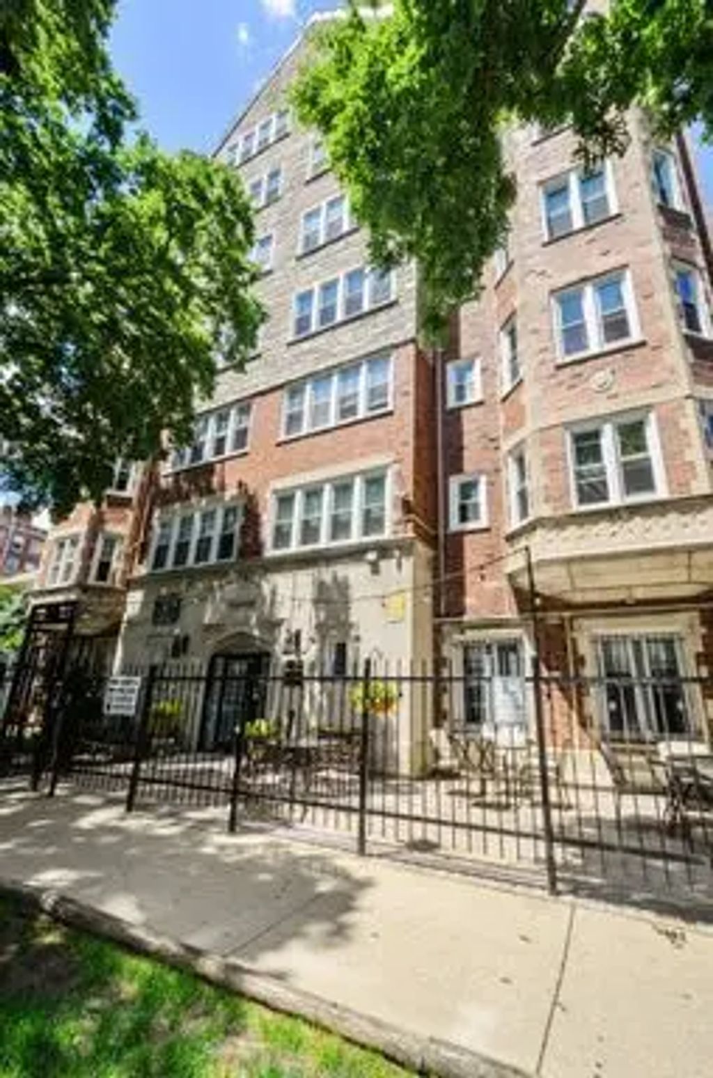 1608 W Sherwin Avenue 202, Chicago