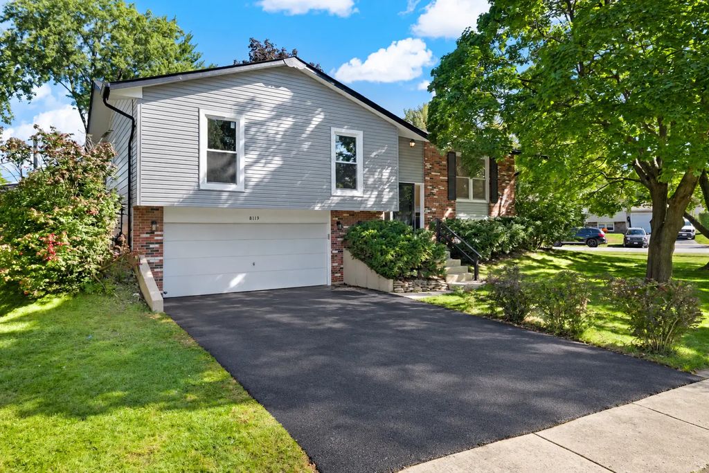 8119 Eastwood Lane, Woodridge