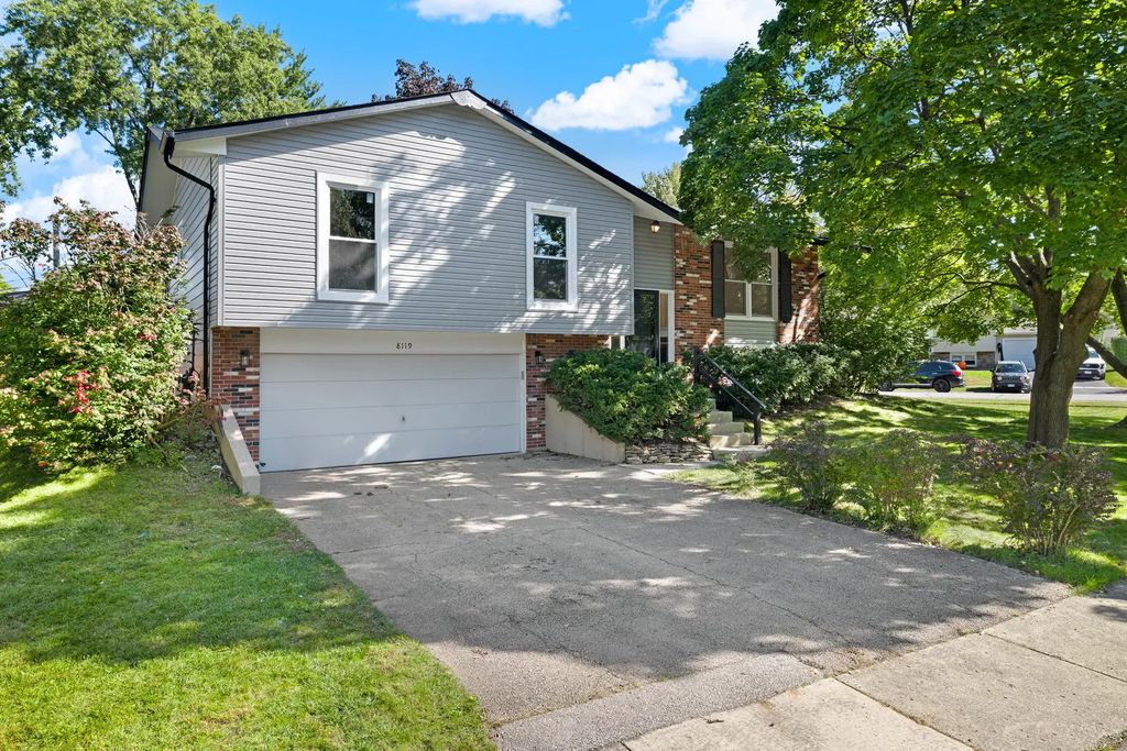 8119 Eastwood Lane, Woodridge