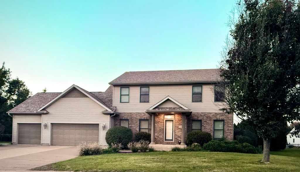102 E Sapphire Lane, Long Grove