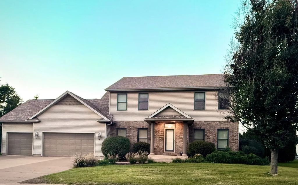 102 E Sapphire Lane, Long Grove