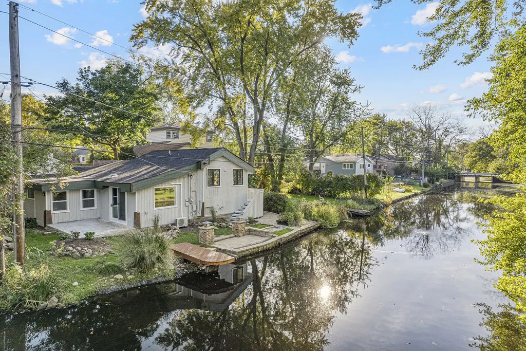 402 Channel Drive, Island Lake