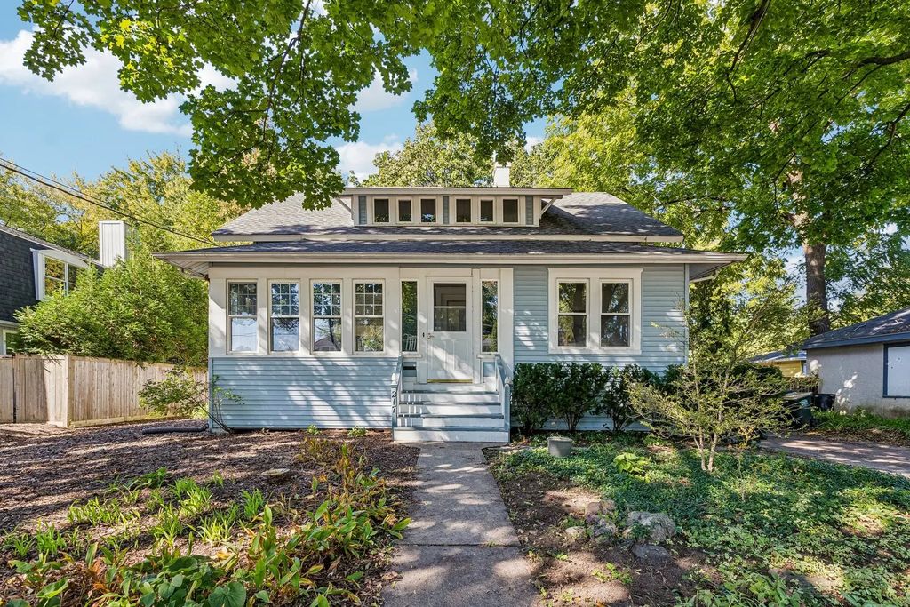217 Prairie Avenue, Libertyville