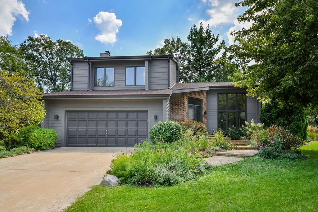 1755 S Wiesbrook Road, Wheaton