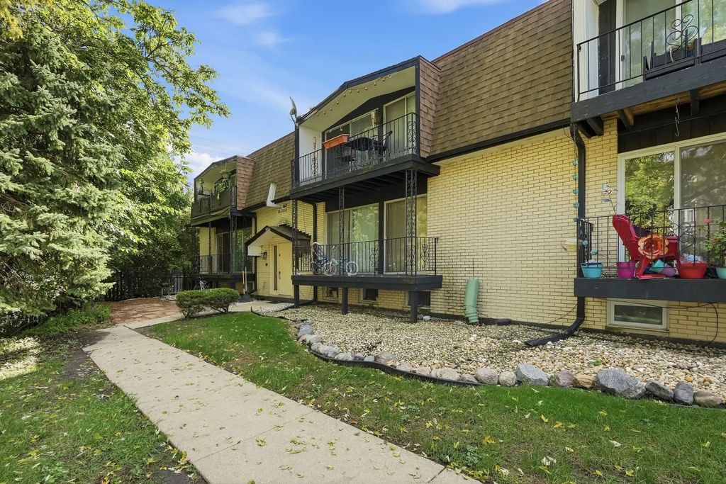 5633 Edge Lake Drive, Oak Lawn