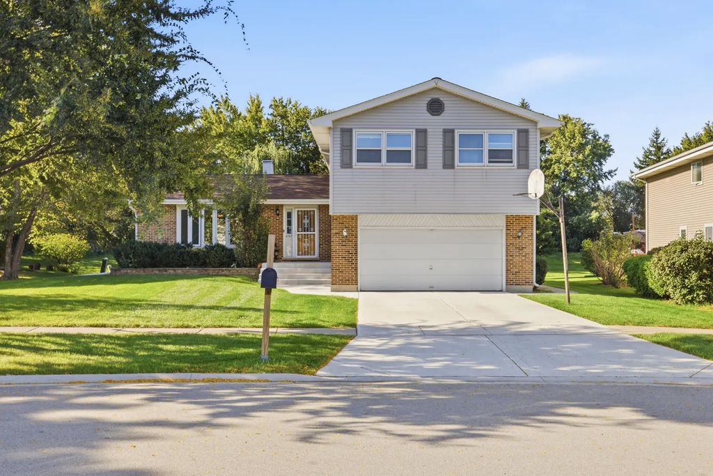 1727 Roosa Lane, Elk Grove Village