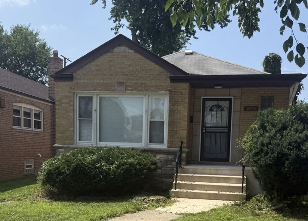 8926 S Paxton Avenue, Chicago