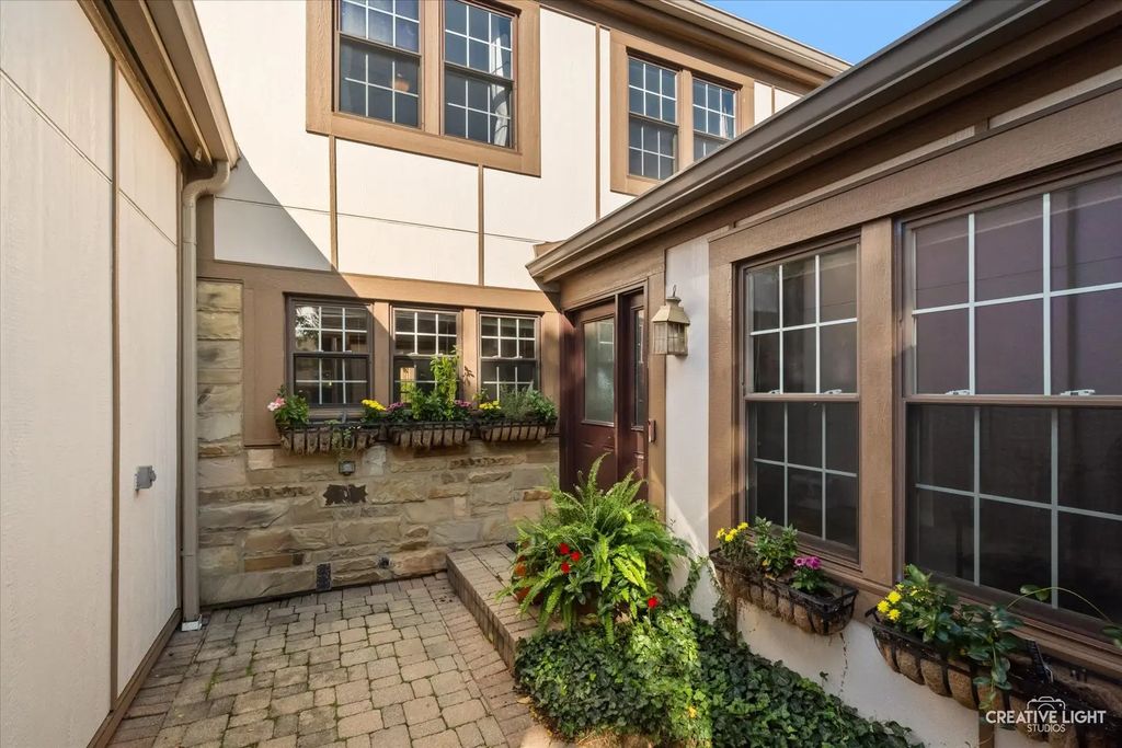 1045 Wheaton Oaks Drive, Wheaton