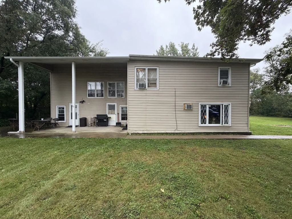 211 W Woodlawn Avenue, Hinckley