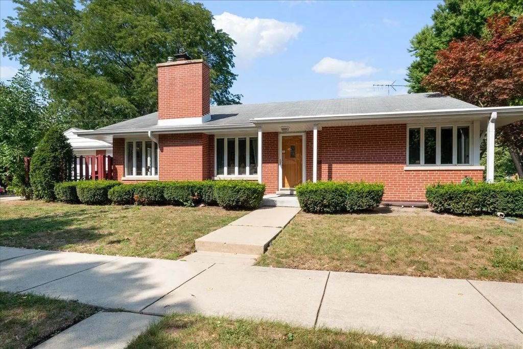 3902 Greenleaf Street, Skokie