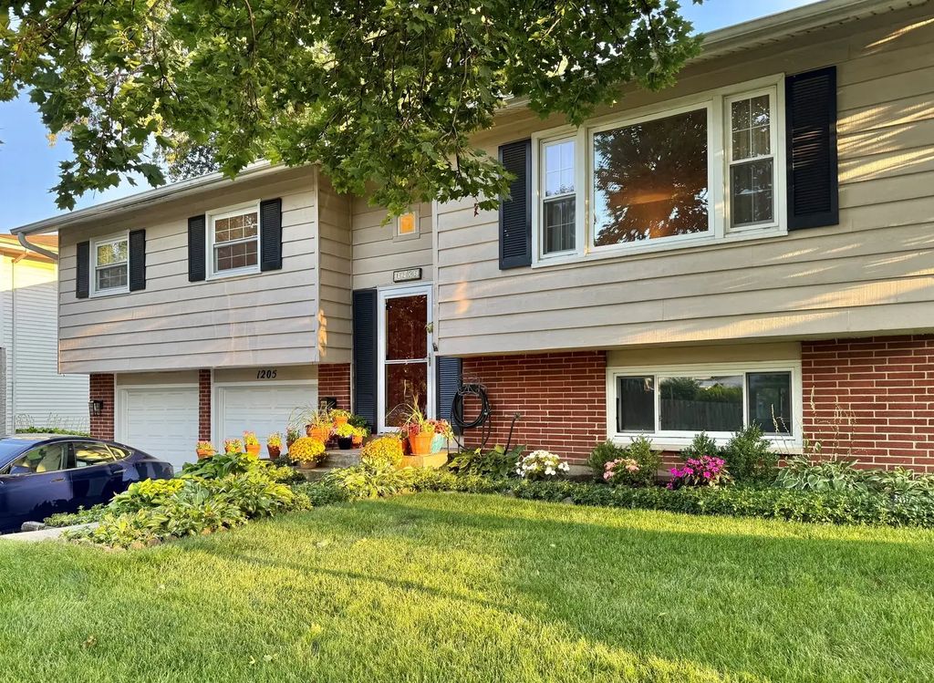 1205 E Ironwood Drive, Mount Prospect