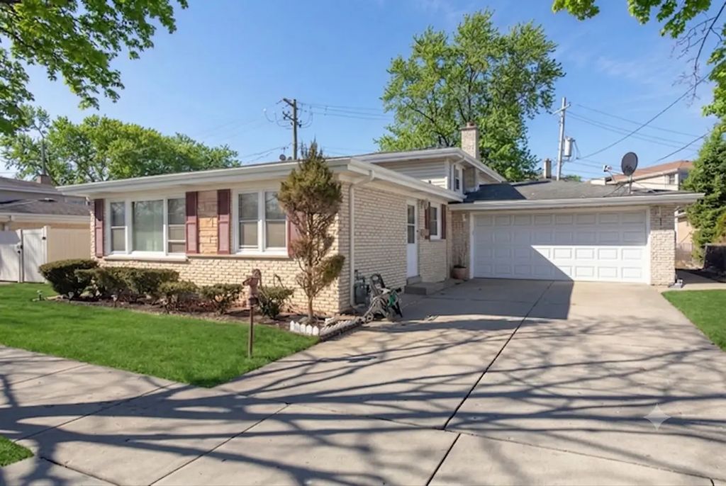 8516 N Ozanam Avenue, Niles