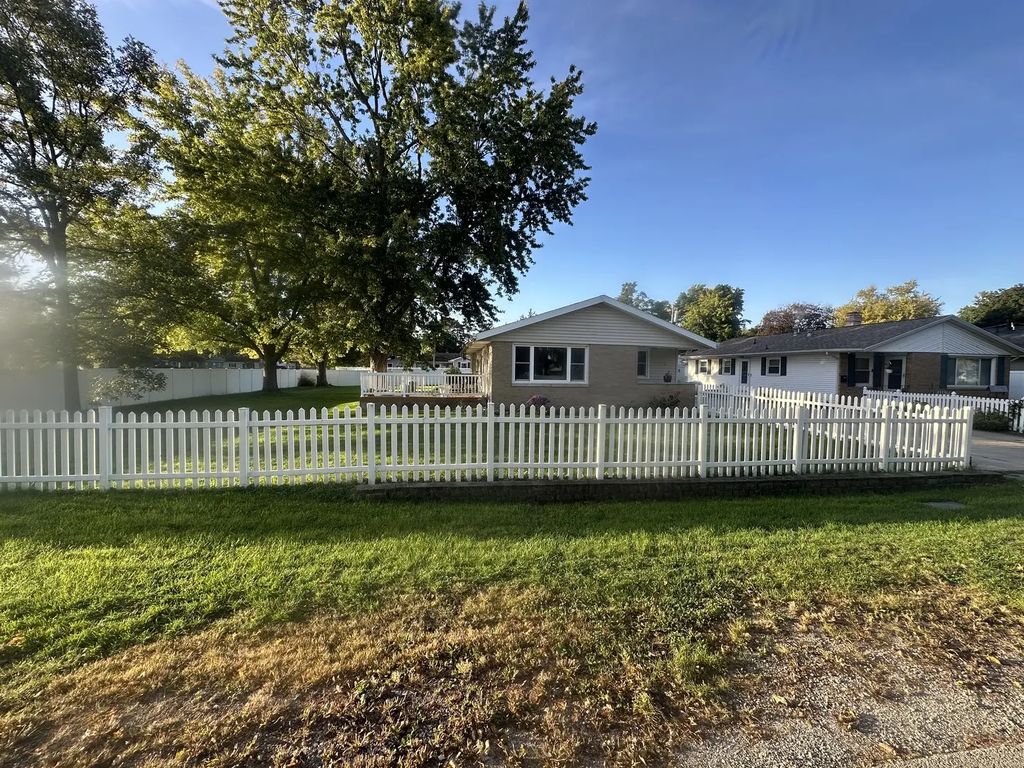 910 E Chestnut Street, Pontiac