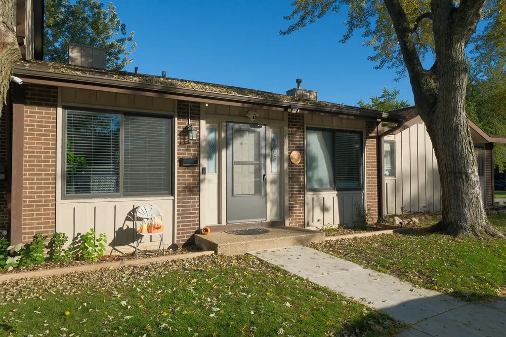 563 Forum Drive, Roselle