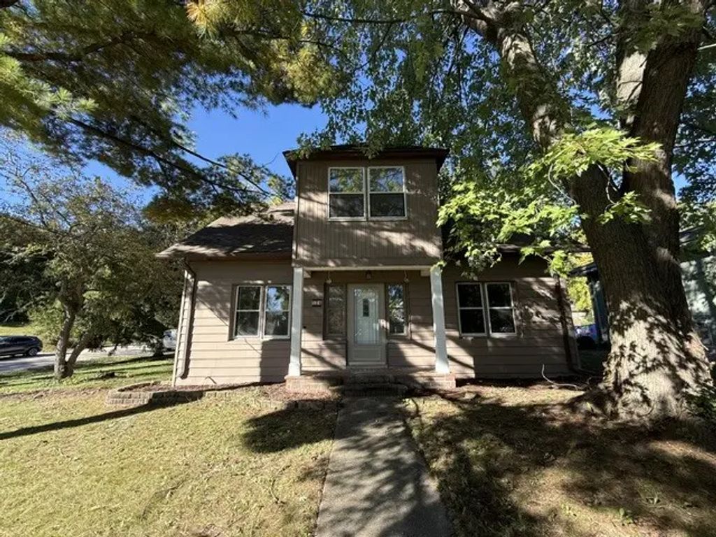 124 Hilltop Drive, Lake In The Hills