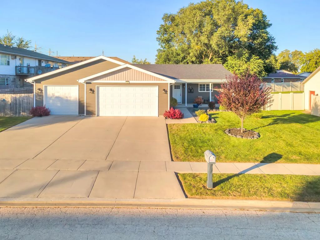 123 E First Street, Manteno