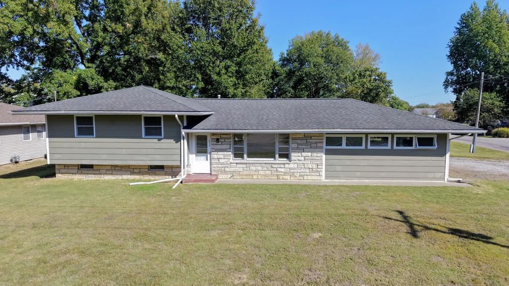 1017 S Giant City Road, Carbondale